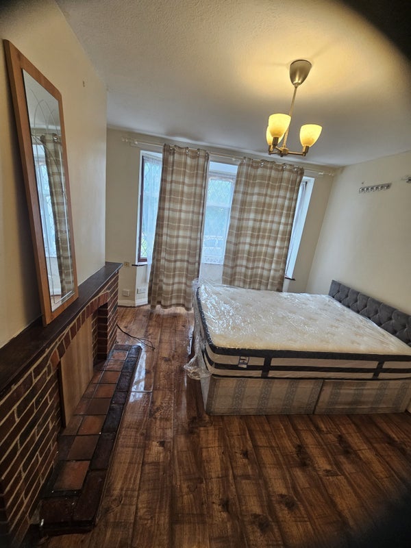 Room Star Lane in Greater London
