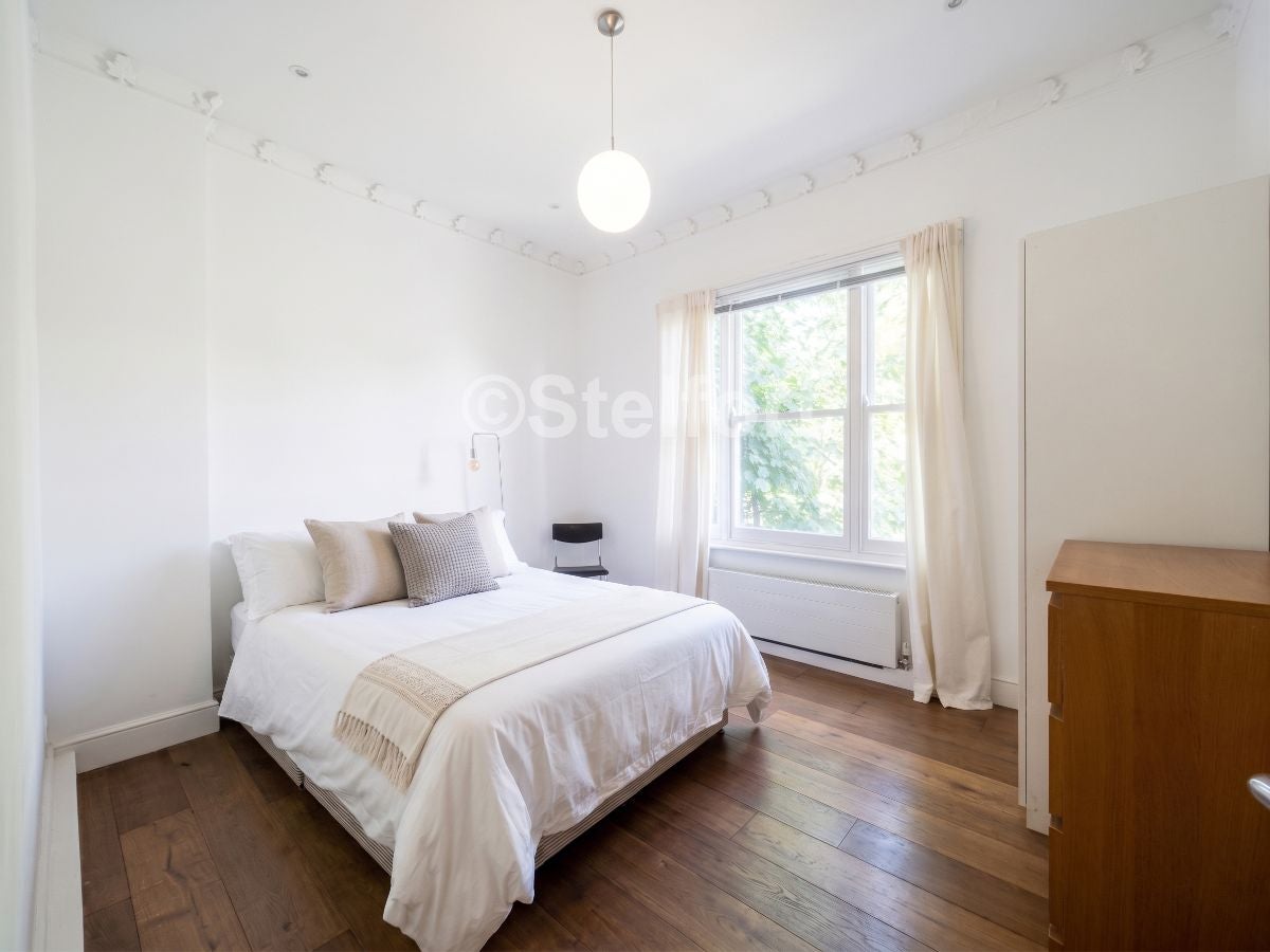 Flat Middleton Grove in Greater London