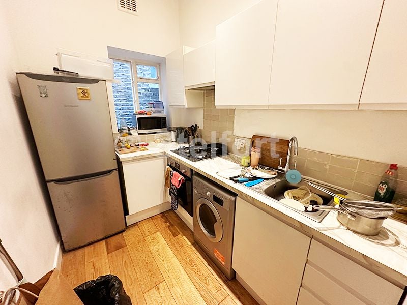 Flat Middleton Grove in Greater London