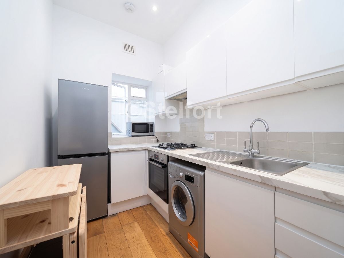 Flat Middleton Grove in Greater London