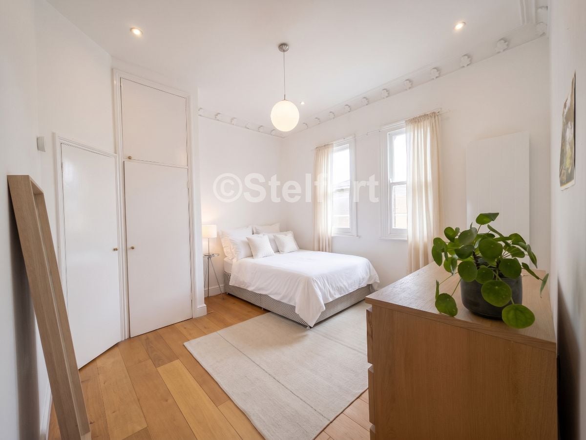 Flat Middleton Grove in Greater London