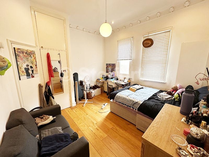 Flat Middleton Grove in Greater London