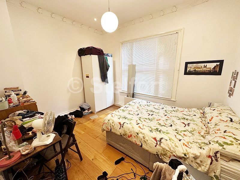 Flat Middleton Grove in Greater London