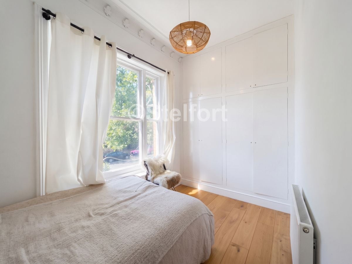 Flat Middleton Grove in Greater London