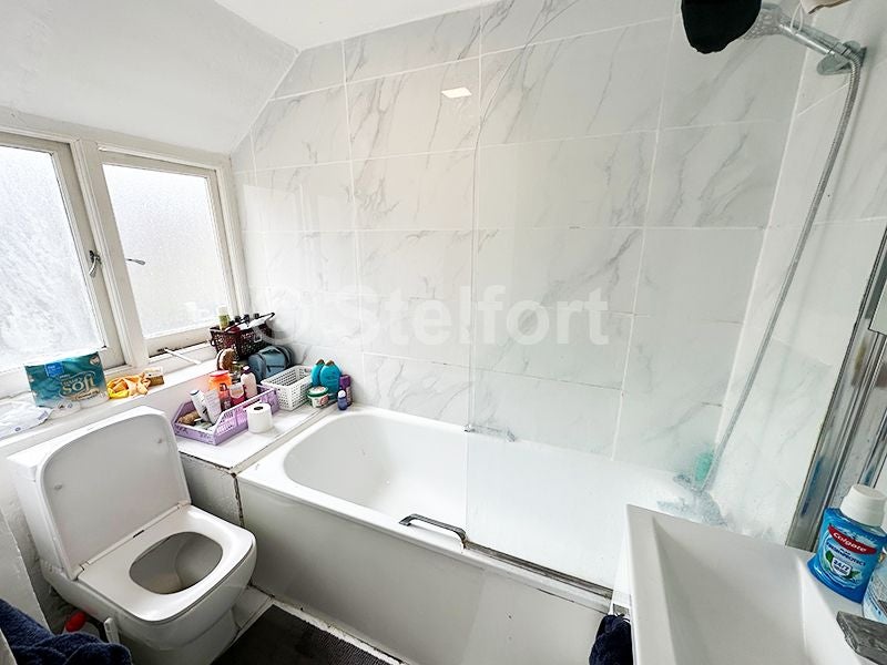 Flat Middleton Grove in Greater London