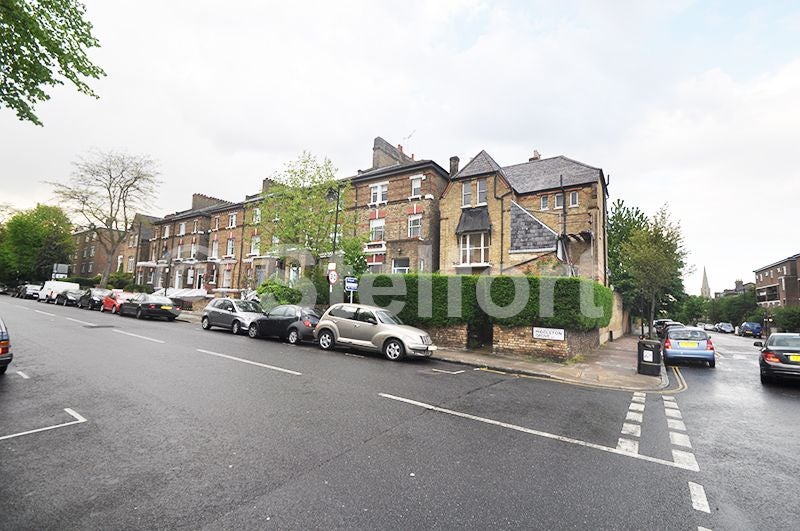 Flat Middleton Grove in Greater London