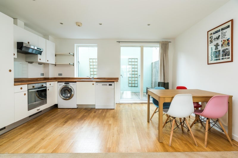 Flat Benhill Road in Greater London