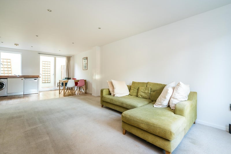 Flat Benhill Road in Greater London