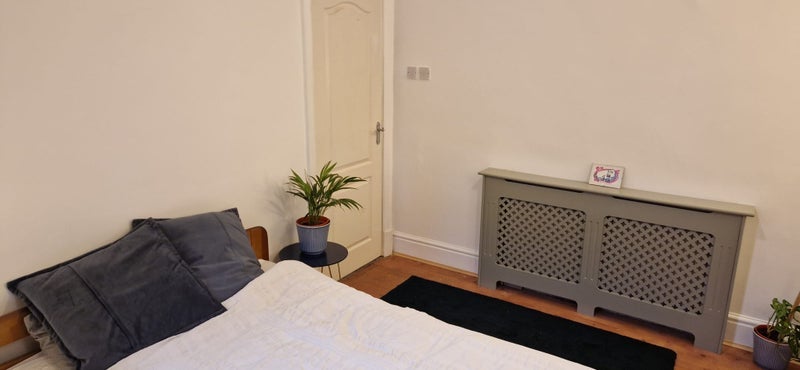 Room Whalley Avenue in Manchester
