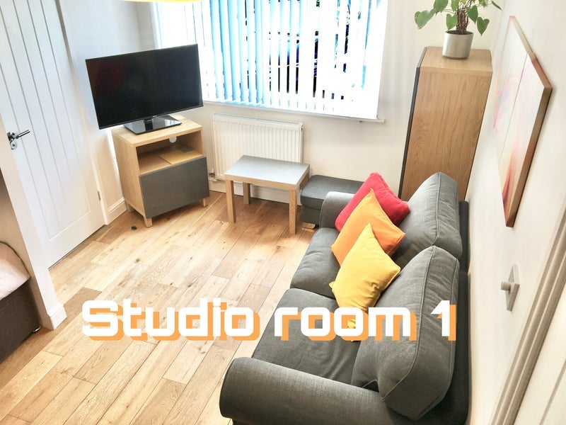 Room Molesworth Drive in Bristol