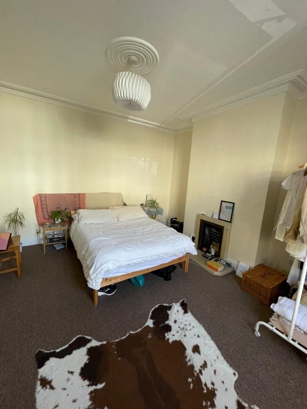 Room Holmesdale Road in Bristol