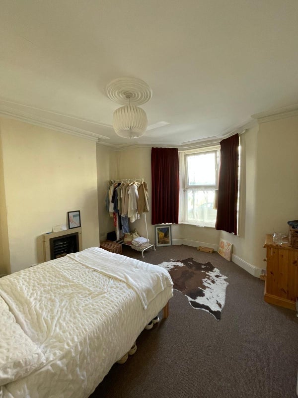 Room Holmesdale Road in Bristol