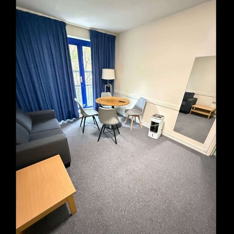 Room Earl's Court Road in Greater London