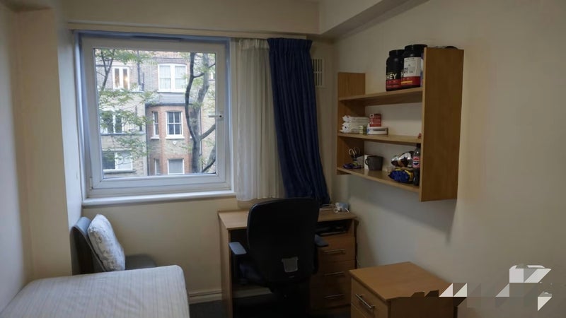 Room Earl's Court Road in Greater London