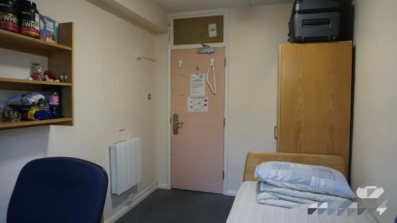 Room Earl's Court Road in Greater London