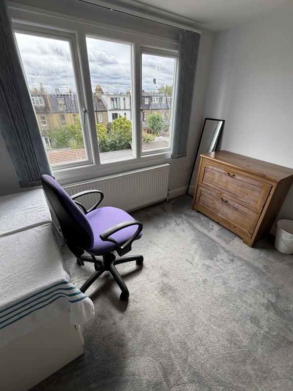 Room Effra Road in Greater London