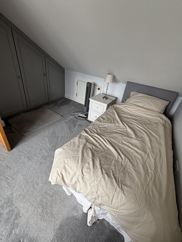 Room Effra Road in Greater London