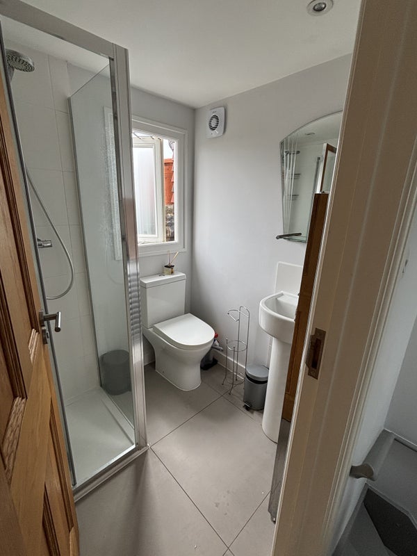 Room Effra Road in Greater London