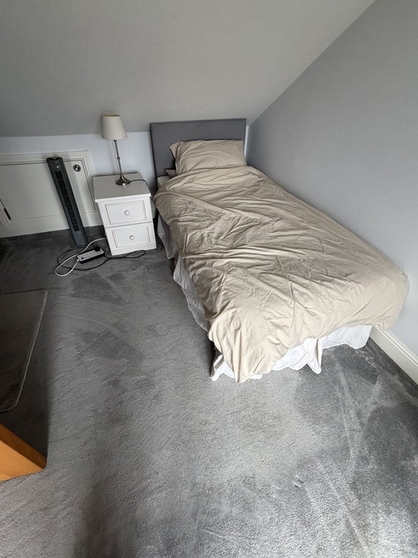 Room Effra Road in Greater London