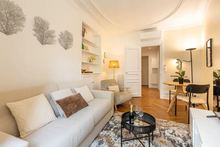 Flat Avenue de Wagram in Paris