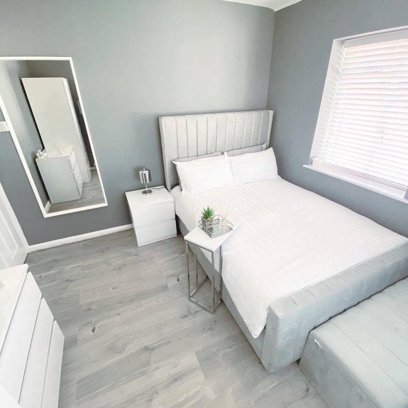 Room Mayeswood Road in Greater London