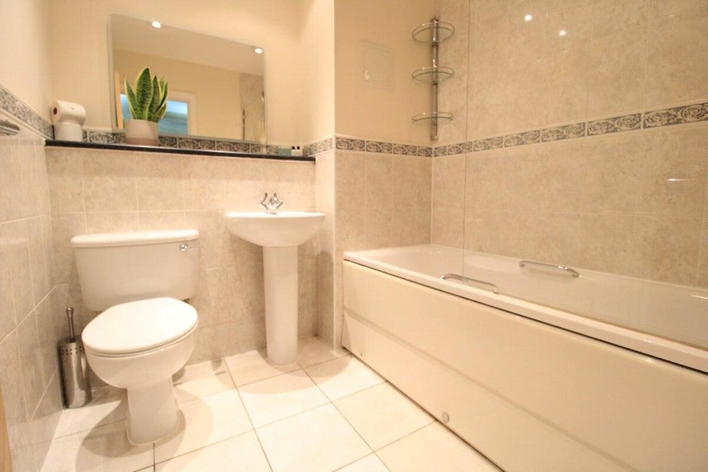 Flat Davenant Street in Greater London