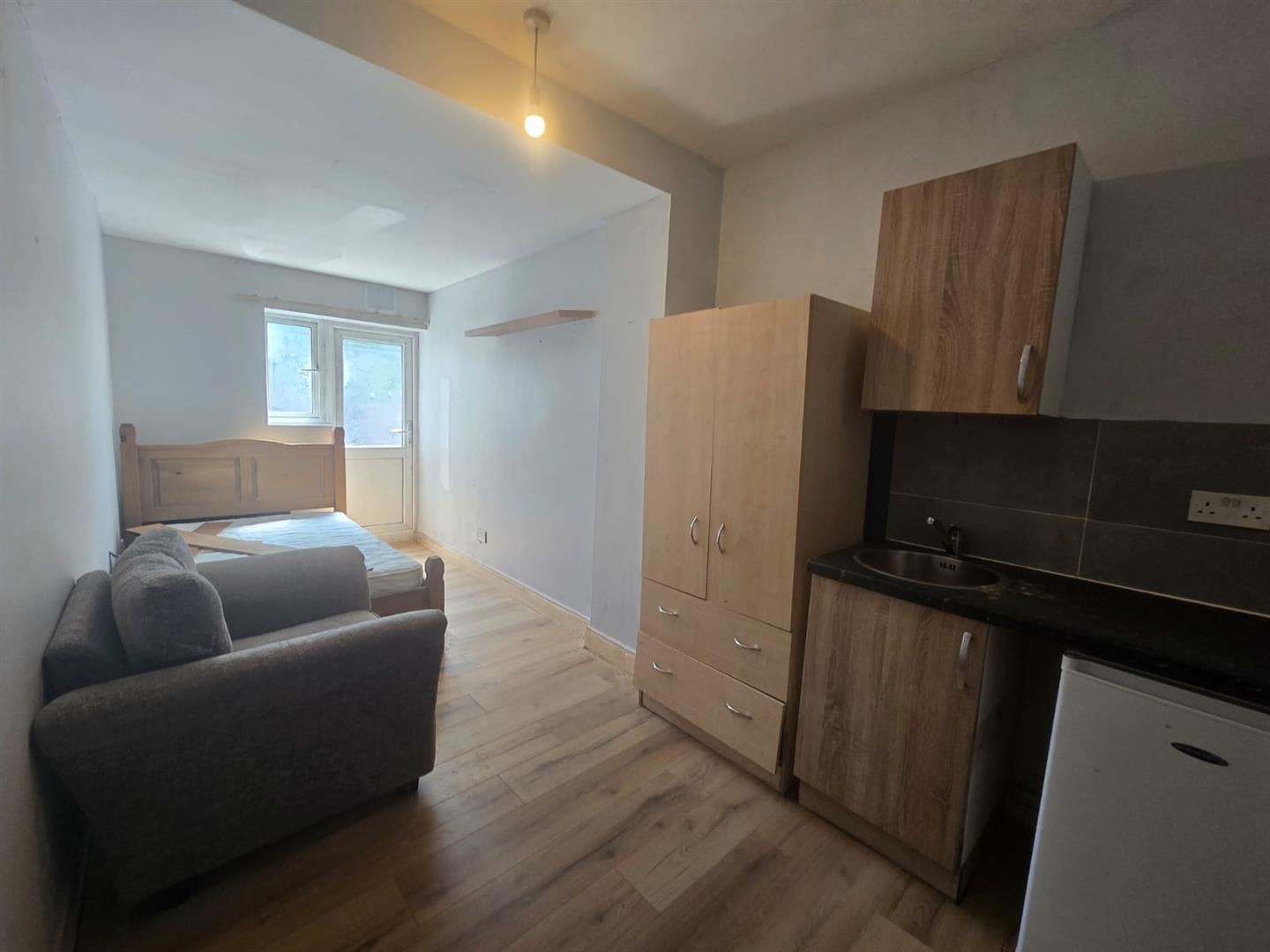 Flat Horsa Road in Greater London