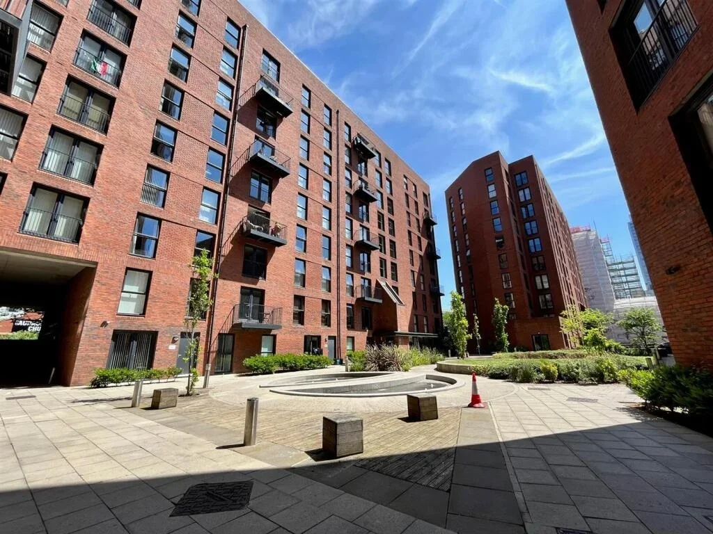 Flat Sillavan Way in Salford