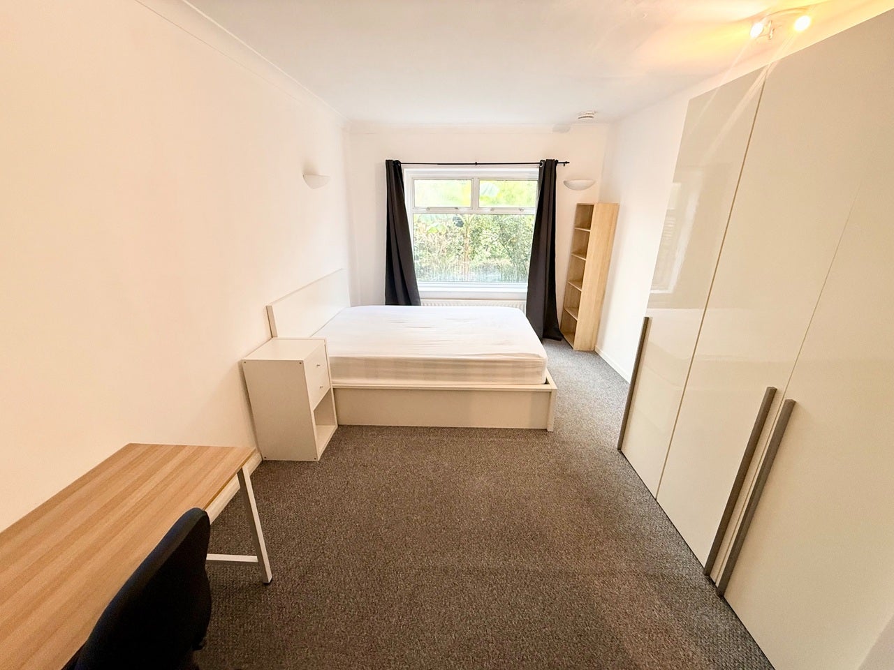 Room Mount Park Crescent in Greater London
