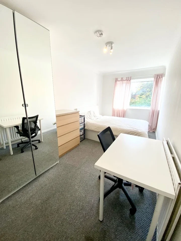 Room Mount Park Crescent in Greater London