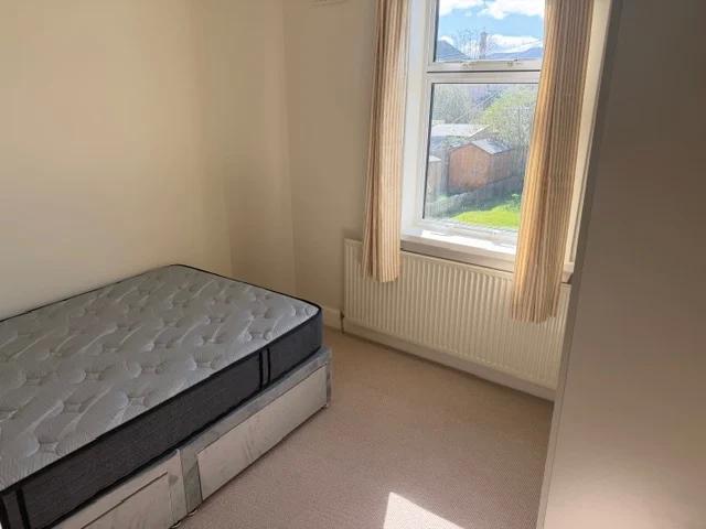 Room Stenhouse Crescent in City of Edinburgh