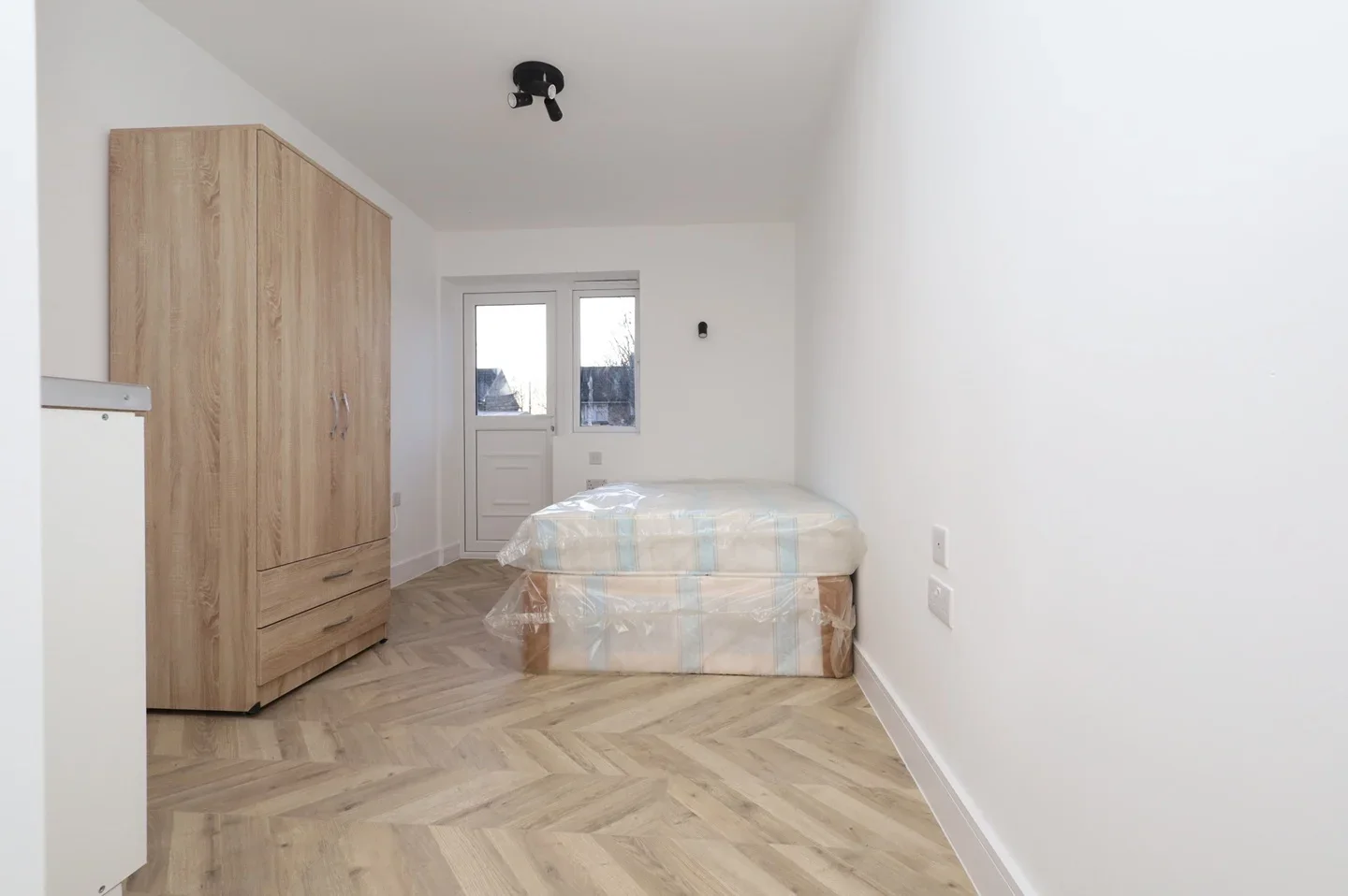 Flat Cordingley Road in Greater London
