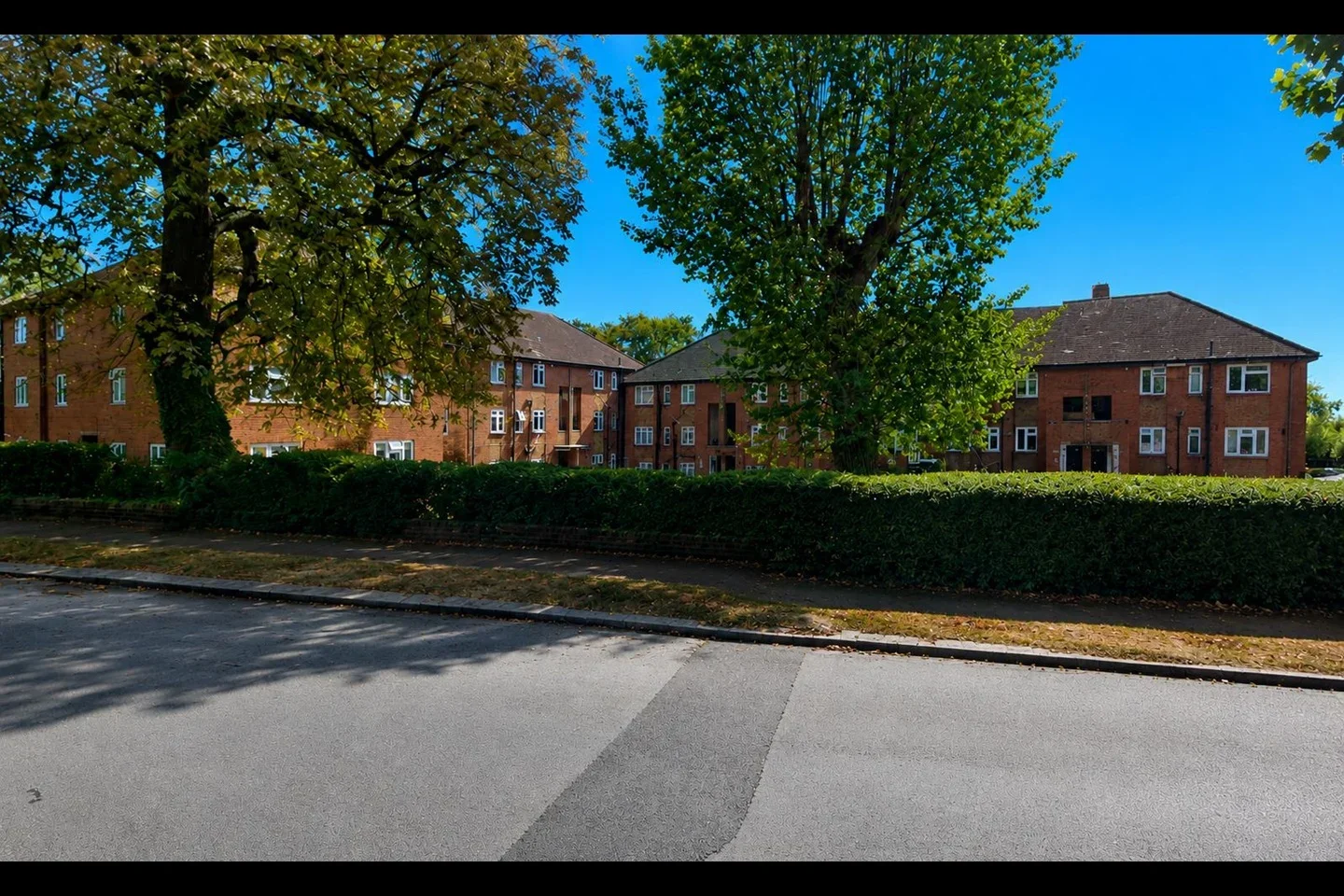 Flat Avenue Road in Greater London