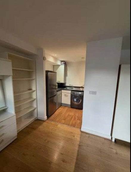 Flat Bramley Crescent in Greater London