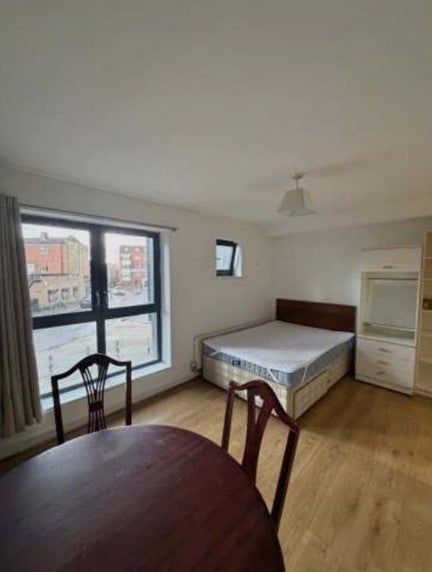 Flat Bramley Crescent in Greater London
