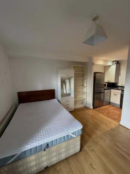 Flat Bramley Crescent in Greater London