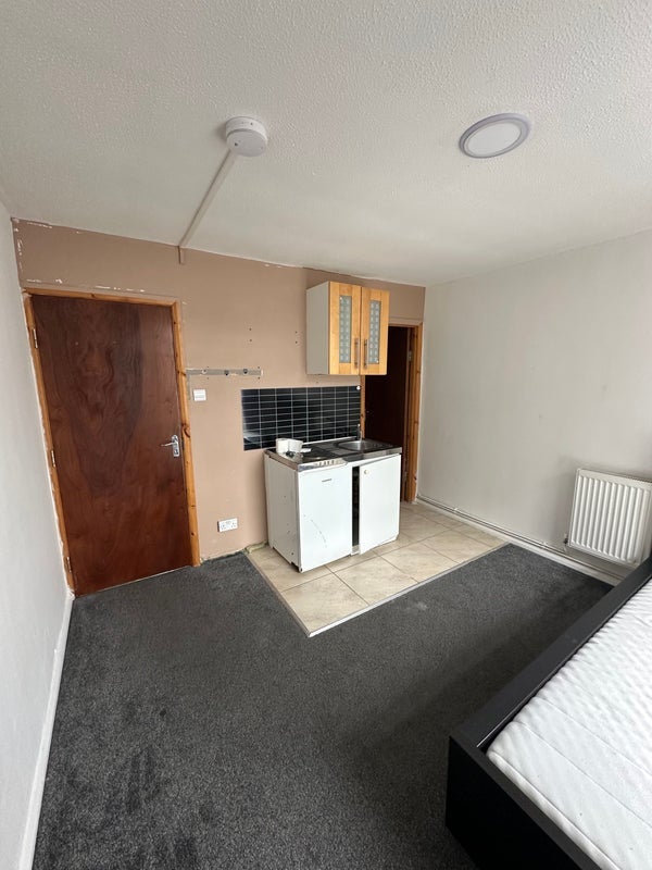 Room Lemsford Close in Greater London