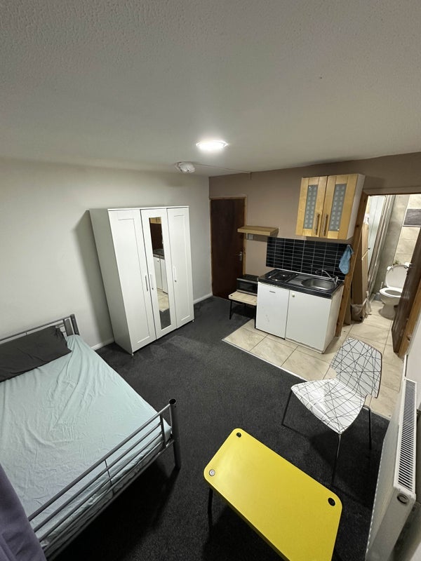 Room Lemsford Close in Greater London
