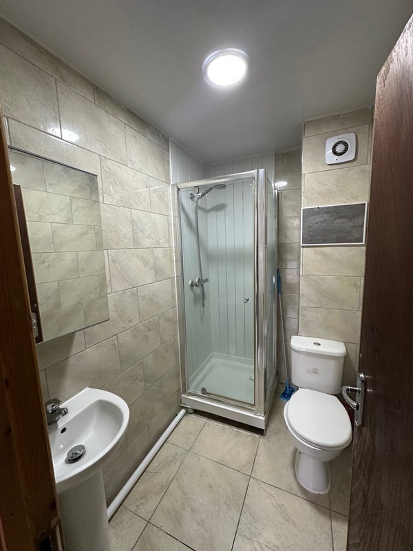 Room Lemsford Close in Greater London