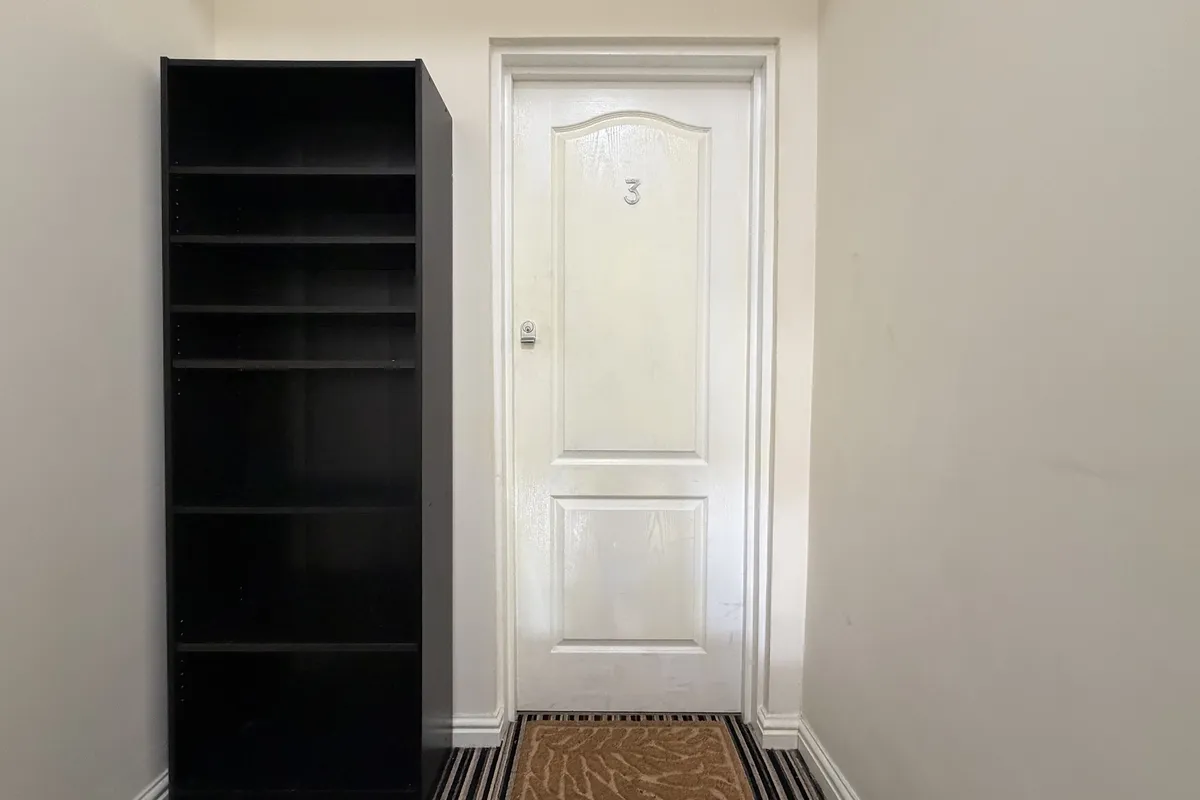 Flat Claude Place in Cardiff