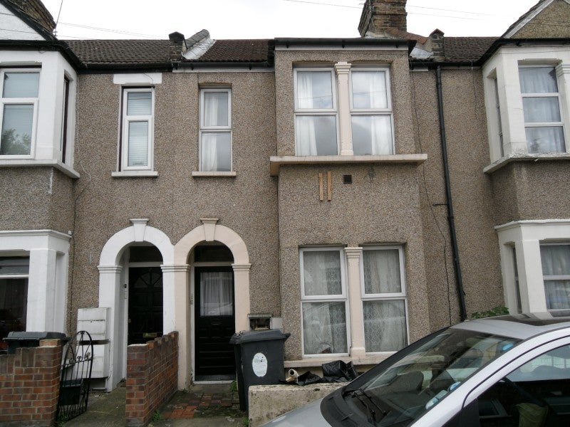 Flat Primrose Road in Greater London