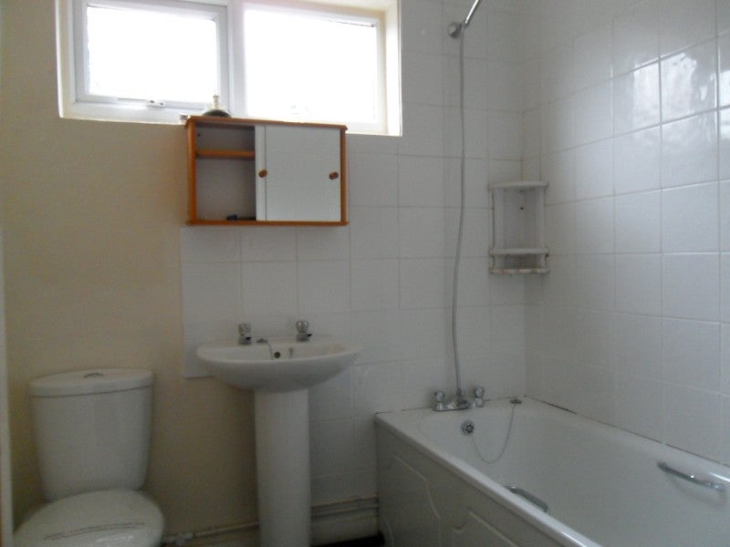 Flat Primrose Road in Greater London