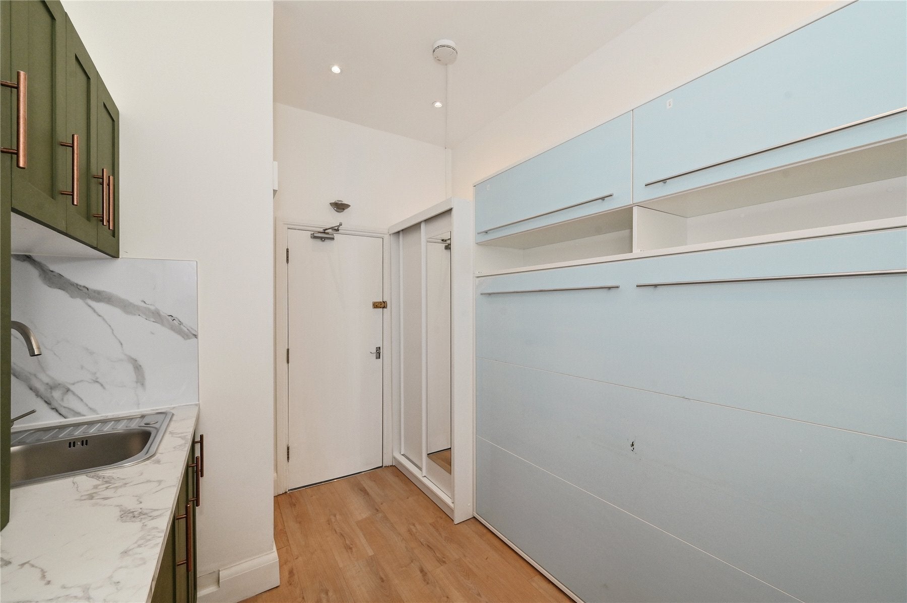 Flat Etchingham Park Road in Greater London