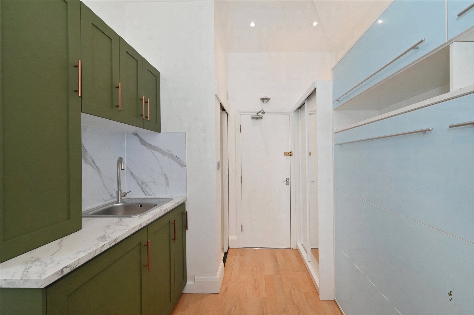 Flat Etchingham Park Road in Greater London
