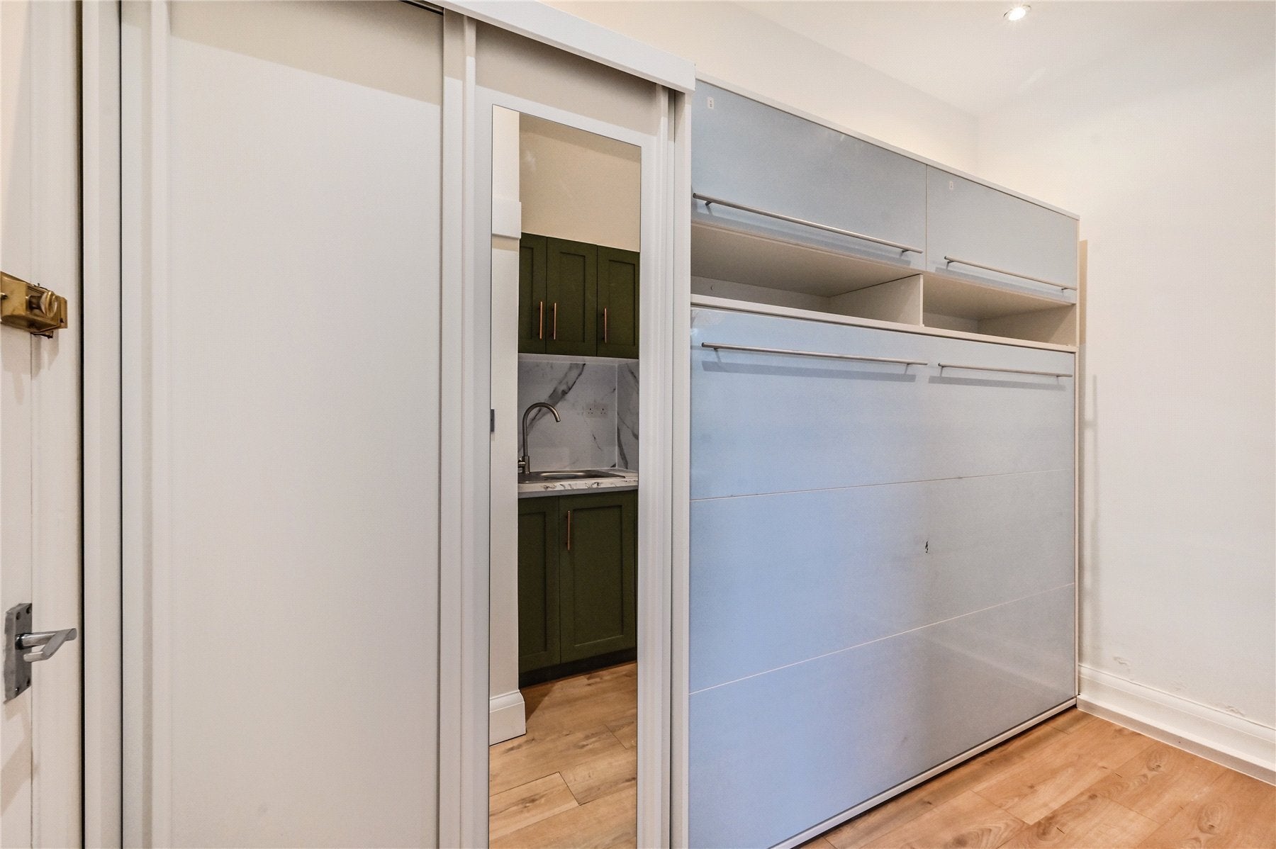 Flat Etchingham Park Road in Greater London