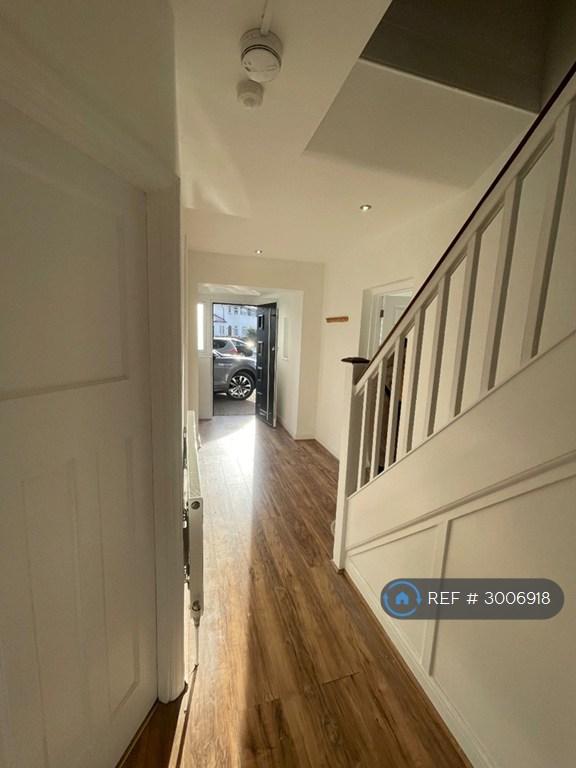 House Cypress Avenue in Greater London