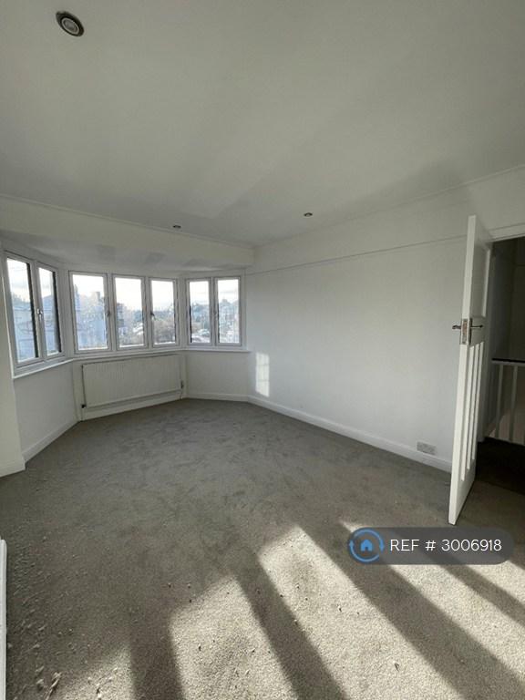 House Cypress Avenue in Greater London
