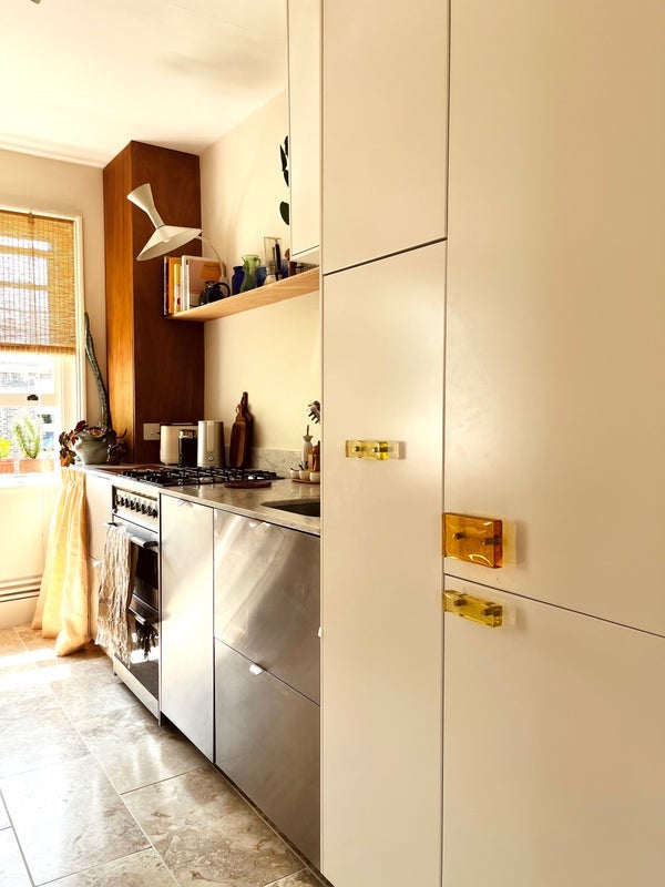 Flat Montague Road in Greater London
