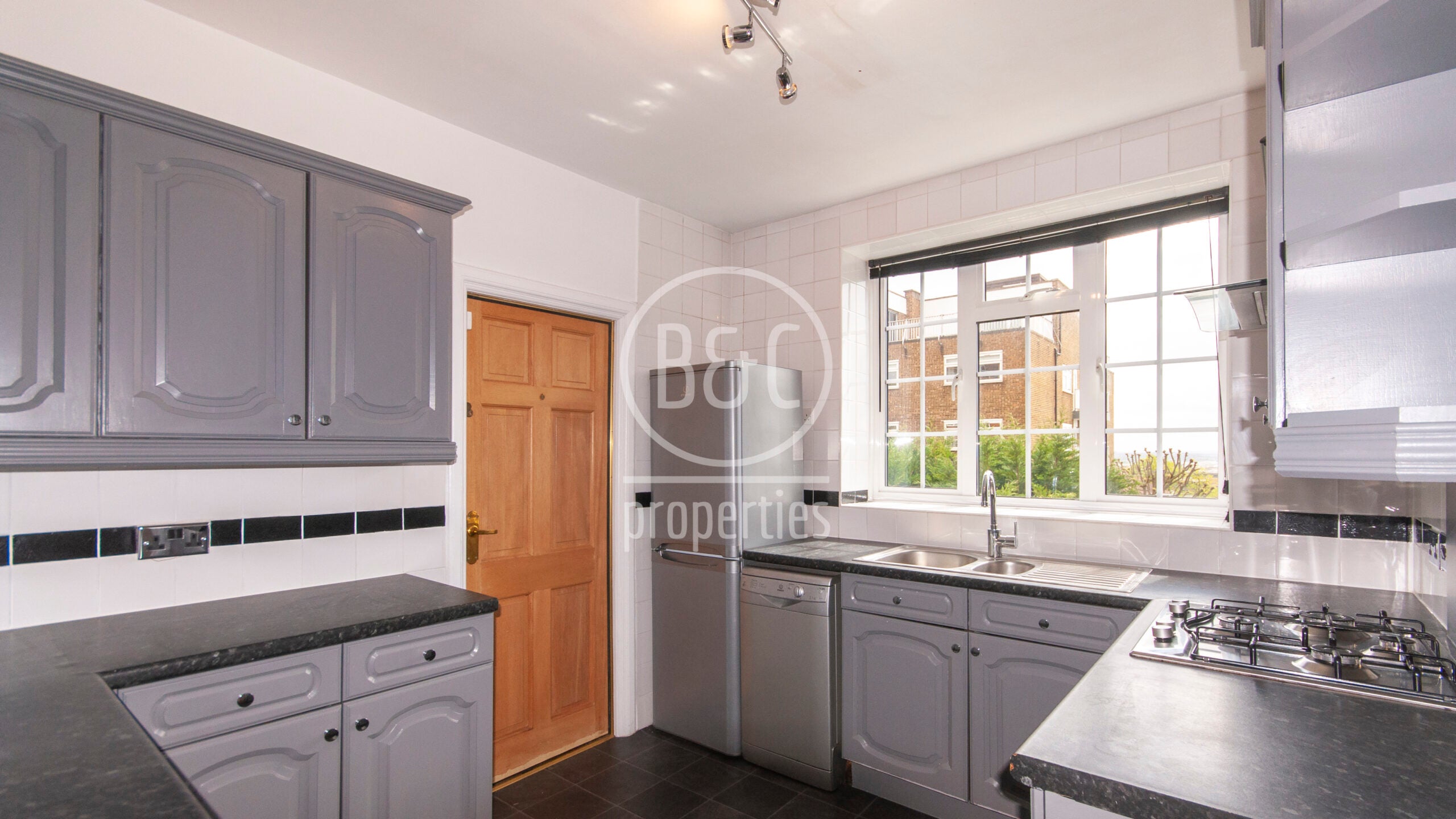 Flat Grosvenor Hill in Greater London