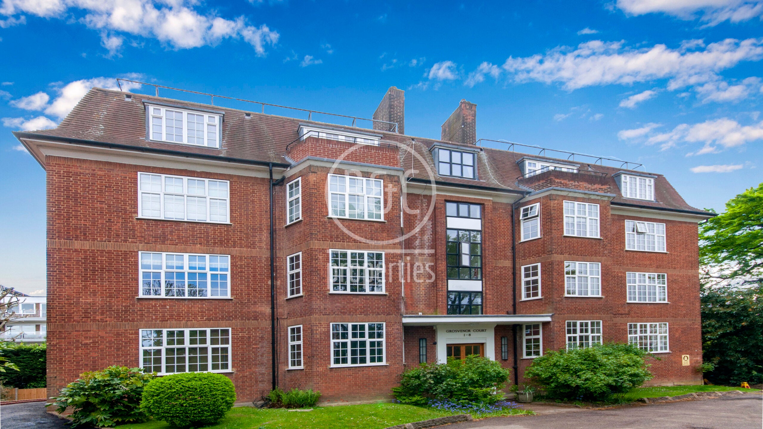 Flat Grosvenor Hill in Greater London